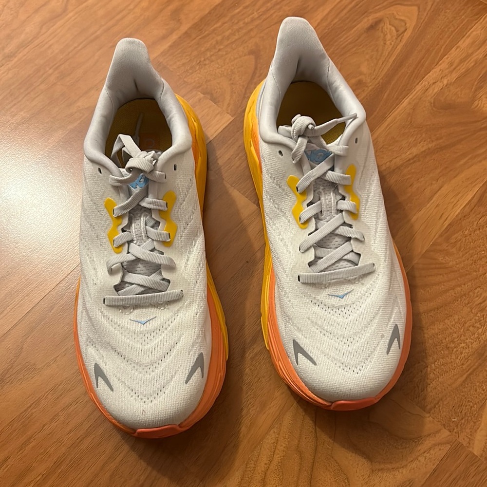 Hoka Arahi 6